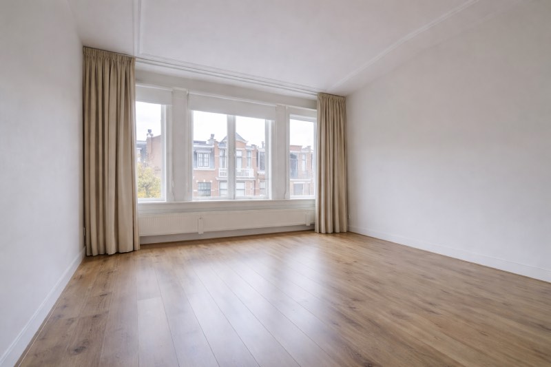 Before: lege woonkamer